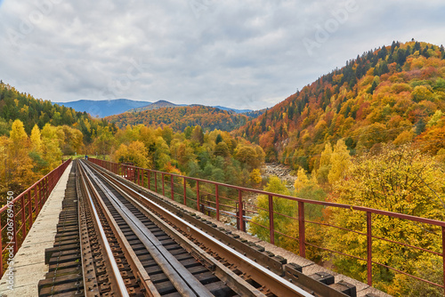 Schilderij op canvas train runs all around lake winnipesaukee and is especially bautiful in the fall
