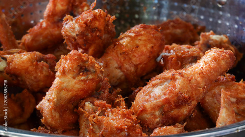 Fotografie Crispy Fried Chicken in a Metal Colander Ready for Serving