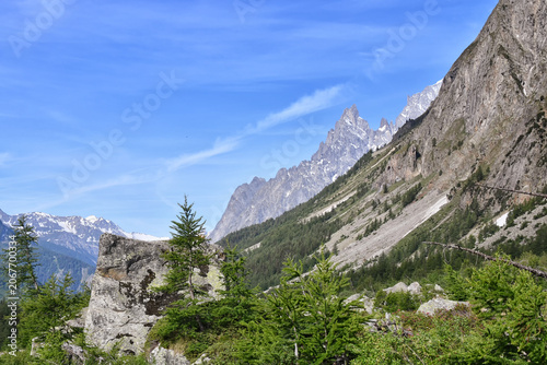 L'Aiguille Noire ,aguzza vetta vicino al Monte Bianco,vista risalendo la Val Ferret .
