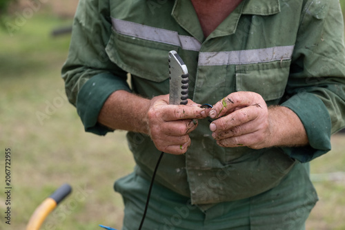 Tableau sur toile Gardener Replacing Drip Irrigation Emitter During System Maintenance