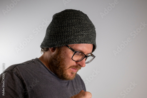 Canvastavla Man wears knitted beanie and glasses