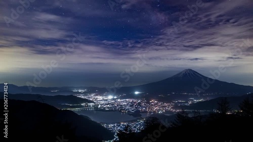 春の新道峠ツインテラスから夜景と富士山に昇る雲間の天の川Timelapse