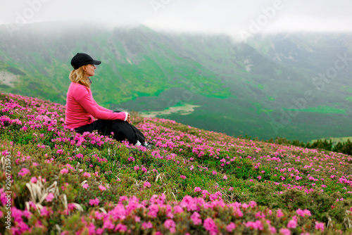 Canvas-taulu Woman hiker in pink with pink flowers