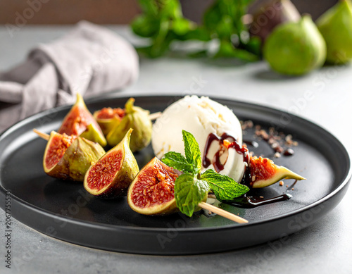 brochette de figues fraiches avec boule de glace à la vanille