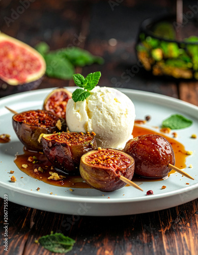 brochette de figues fraiches avec boule de glace à la vanille