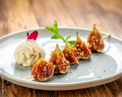 brochette de figues fraiches avec boule de glace à la vanille