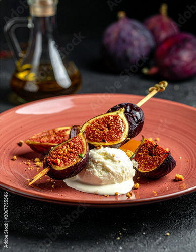 brochette de figues fraiches avec boule de glace à la vanille
