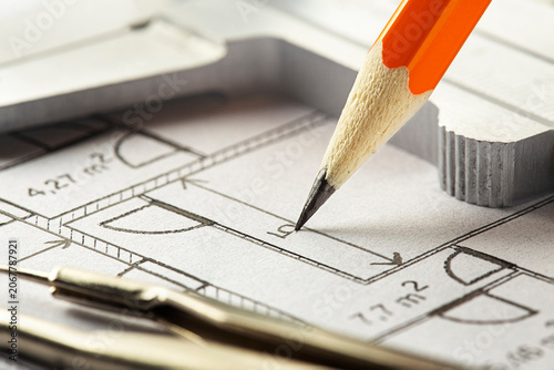 Fotografi pencil makes marks on blueprints