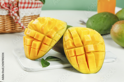 Foto Fresh Sichuan Panzhihua Mangoes with Decorative Cuts