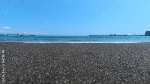 江ノ島の砂浜と打ち寄せる海の波