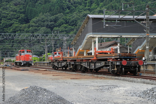 伯備線石蟹駅で入替作業をするレール輸送の工事用臨時列車(石蟹工臨)_2026/6/18撮影