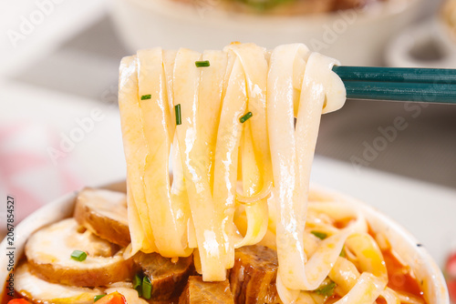 Foto Beef Ramen with Prawns and Mushroom - Asian Noodle Variety
