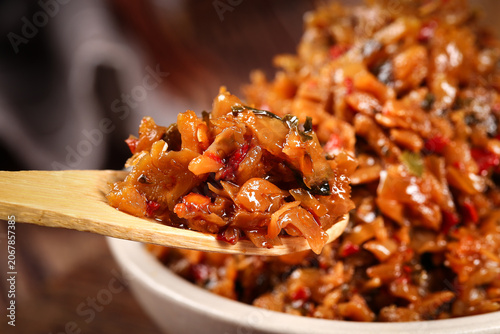 Foto Homemade Spicy Xiangxi Pickles on Wooden Spoon