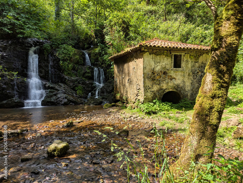 Foto Molin de la Peña, old watermill beside a small waterfall on PR-AS-137 (Río Profu