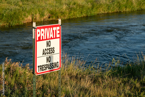 Tableau sur toile private, no access, no trespassing - sign against water diversion canal in north