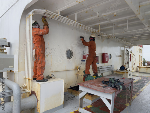 Foto maintenance of vessel by the crew