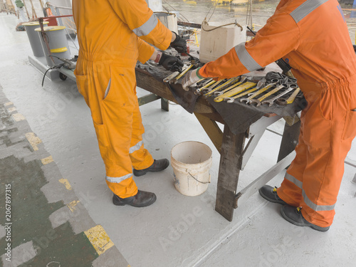 Quadro su tela old bosun teach young ordinary seaman for use tools and maintenance the ship