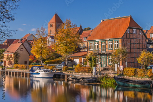 Obraz na plátně Boot an Anlegestelle in der Altstadt von Plau am See am Fluss Elde im Herbst