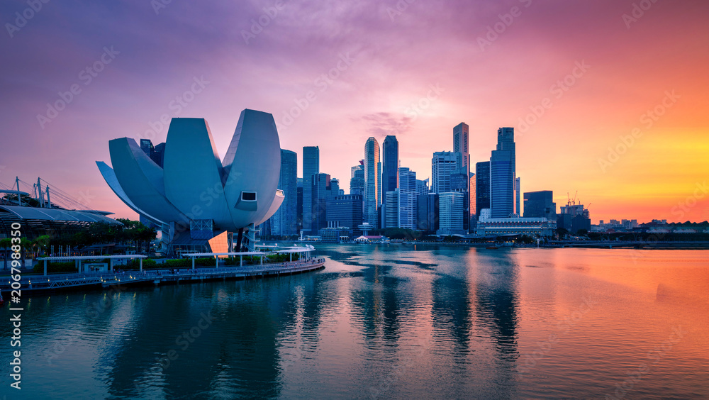 Fototapeta premium Singapore Skyline and view of skyscrapers on Marina Bay at sunset.