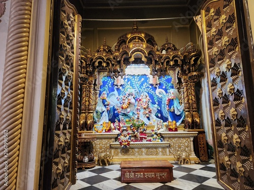 Slika na platnu Ornate hindu temple shrine interior with carved gold details
