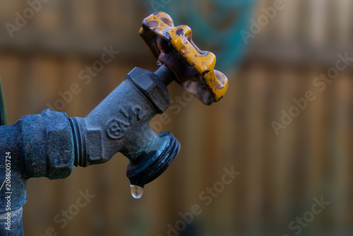 Cuadro en lienzo macro of an old water tap