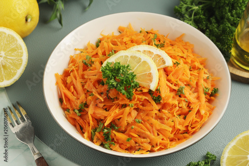 Tableau sur toile Salad Carrotes rapees - traditional French dish made of carrots