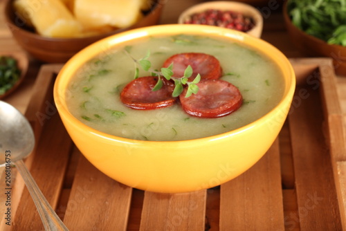 Sopa cremosa tipo caldo quente com carnes e ervas