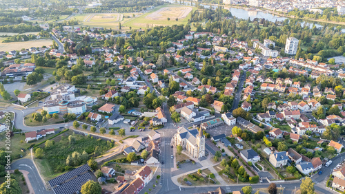 Vue aérienne de Bellerive-sur-Allier et de l’hippodrome de Vichy au coucher du soleil