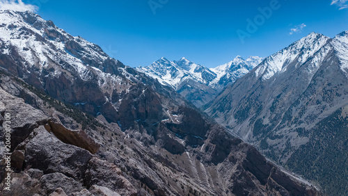 Fotografia Breathtaking vistas of the rugged Pamir Mountains unfold in Kyrgyzstan, showcasing deep gorges and towering peaks