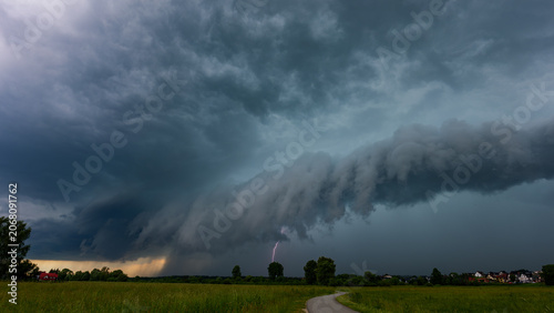 Fotografi Massive shelf cloud incoming over green fields