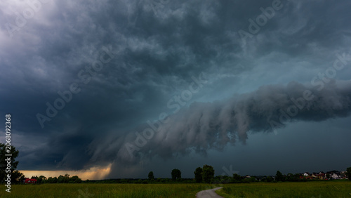 Fotografía Massive shelf cloud incoming over green fields