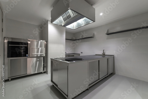 Fotografía A spacious kitchen with stainless steel appliances and an open layout offers a f