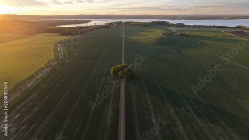 Φωτογραφία Aerial view of the straight road leading towards Bjärka-Säby New Castle (Nya Slottet) in Sweden
