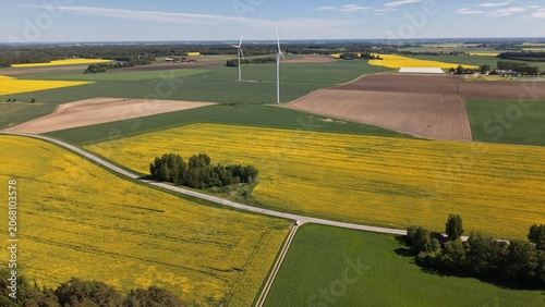 Φωτογραφία Aerial view of the straight road leading towards Bjärka-Säby New Castle (Nya Slottet) in Sweden