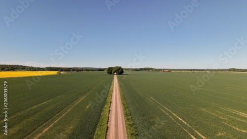 Foto Aerial view of the straight road leading towards Bjärka-Säby New Castle (Nya Slottet) in Sweden