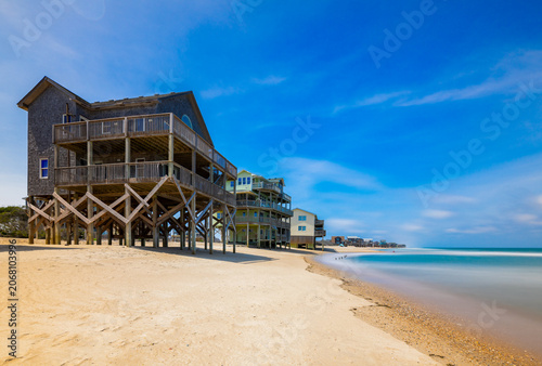 Φωτογραφία Beach homes on the outer banks of North Carolina being washed out
