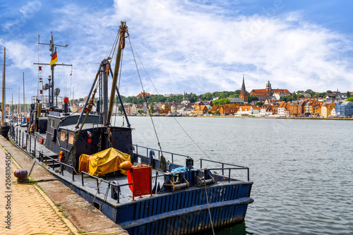 Flesburg an der Flensburger Förde, Altstadt und Schiffe im Fördehafen/auf der Förde