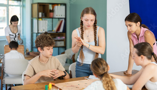 Obraz na plátne Group of teens playing board game