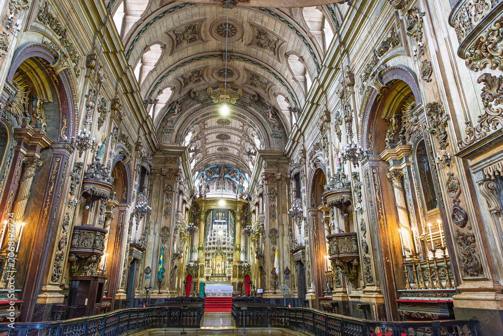 Fototapeta premium Enquadramento médio dos altares secundários pintados e púlpito na Igreja do Santíssimo Sacramento da Antiga Sé