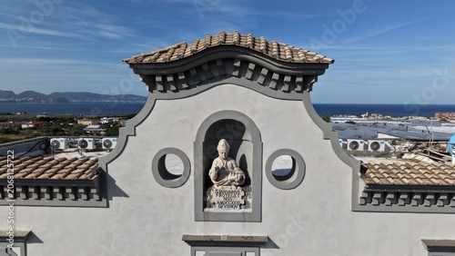 Fotografia Aerial drone view of historic villa facade with stone statue niche in Torre del