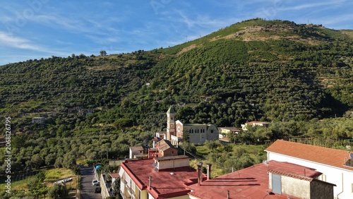 Foto Aerial view of Chiesa di Sant'Agnello Abate church with red rooftops in Gragnano, Italy