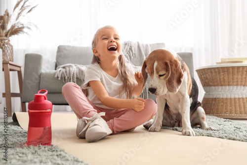 Sporty little girl with Bea...