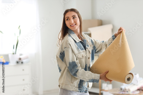 Young woman with wallpaper ...
