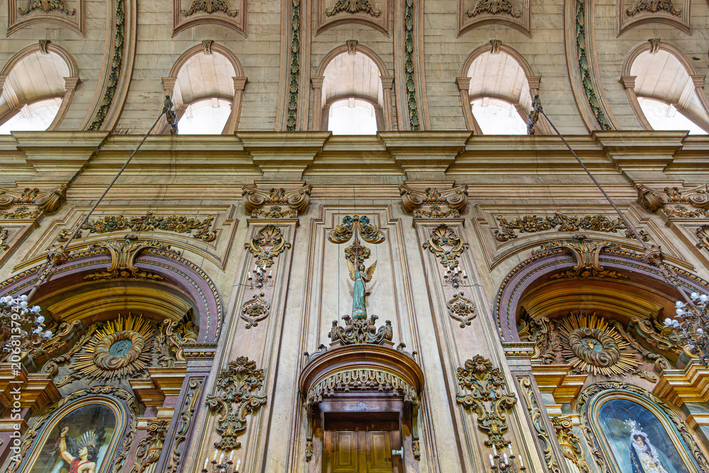 Obraz premium Detalhes das colunas de mármore, entalhe de anjo e janelas na Igreja do Santíssimo Sacramento da Antiga Sé