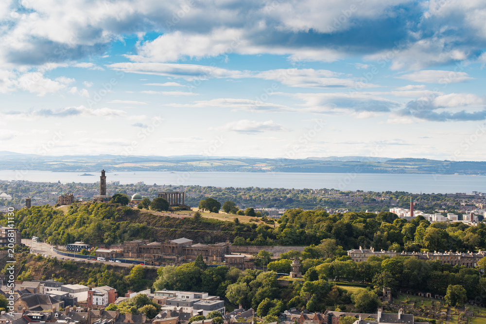 Obraz premium Calton hill over harbors with Nelson Monument, Edinburgh, UK