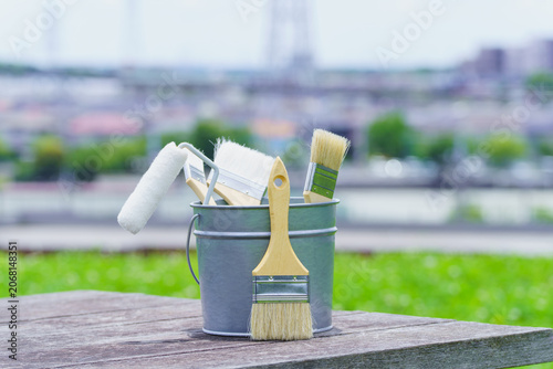 塗装道具と街並み｜リフォーム・塗装業者・DIY イメージ