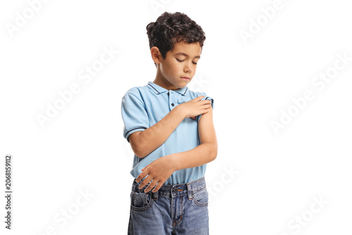 Valokuva Little boy looking at a sore upper arm after vaccination