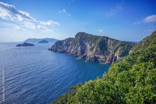 豊かな自然が残る海岸線 美しい青い海と緑に覆われた島々のパノラマ絶景