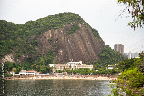 Konstfotografi Praia Vermelha com banhistas e o prédio do Instituto Militar de Engenharia sob o