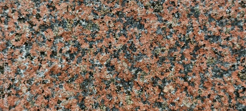 Foto Close-up of a polished granite slab showcasing a speckled crystalline pattern of pink feldspar, gray quartz, and black biotite